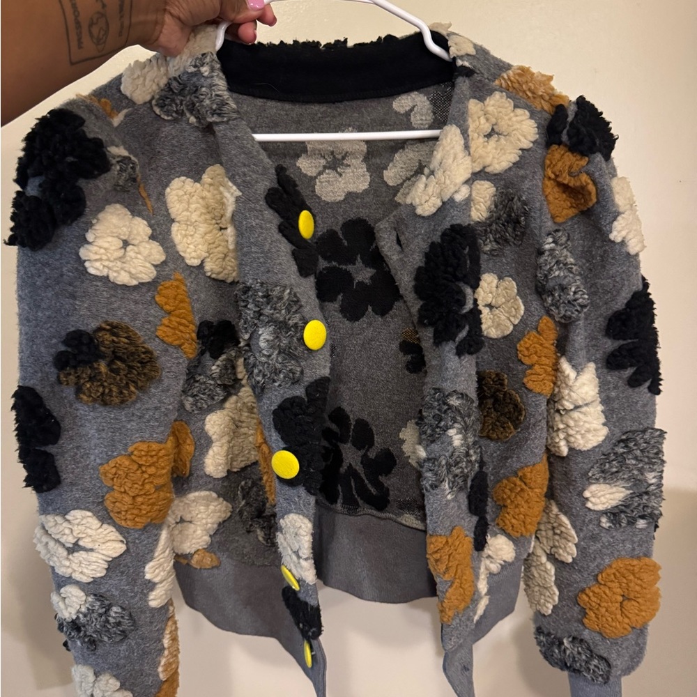 Floral Patterned Gray Cardigan with Yellow Buttons